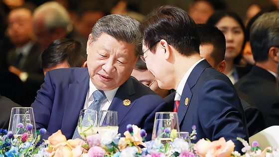 이재명 대통령이 10월 31일 경북 경주시 라한셀렉트호텔에서 열린 2025 아시아태평양경제협력체(APEC) 정상회의 갈라만찬에서 시진핑 중국 국가주석과 대화하고 있다. 연합뉴스