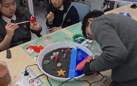 경북대학교사범대학부설초등학교 3학년 3반 학생들이 지레의 원리에 대해 직접 경험해보며 탐구하고 있다. 대구=백경서 기자