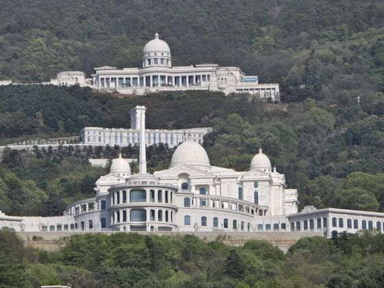 경기 가평군 설악면 미사리로 천정궁(맨 위)과 천원궁 모습. 천정궁은 한학자 세계평화통일가정연합(통일교) 총재가 거주하는 곳이다. 손성배 기자