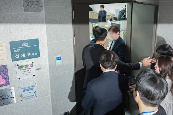 장동혁 국민의힘 대표(가운데)가 15일 오전 국회 본관 앞 천막에서 열린 최고위원회의에 참석하고 있다. 임현동 기자