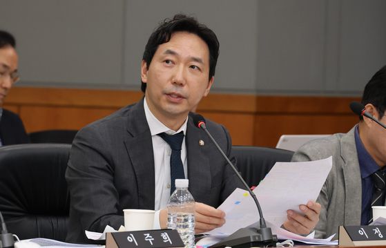 10월 24일 대전 한국전자통신연구원(ETRI)에서 열린 과학기술정보방송통신위원회 국정감사에서 더불어민주당 이정헌 의원이 질의하고 있다. 연합뉴스