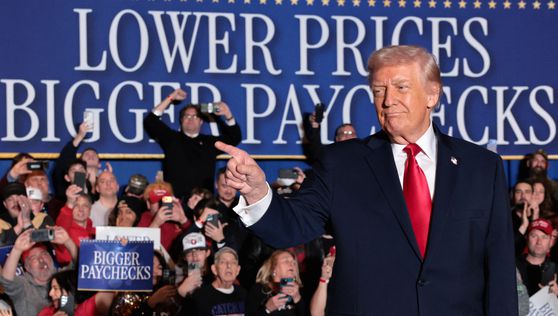 도널드 트럼프 미국 대통령이 지난 9일(현지시간) 미국 펜실베이니아주 마운트 포코노에 위치한 한 리조트에서 자신의 경제 정책 성과를 홍보하는 연설을 하며 손가락으로 지지자들이 앉은 객석을 가리키고 있다. 로이터=연합뉴스