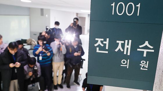 경찰이 정치권 인사들의 통일교 금품 수수 의혹과 관련해 첫 강제수사에 나선 15일 서울 용산구 세계평화통일가정연합 한국본부 로비에 한학자 통일교 총재(오른쪽)와 고(故) 문선명 통일교 총재 사진이 걸려 있다. 연합뉴스