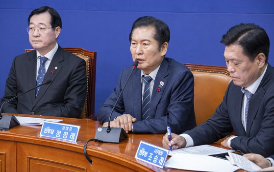 정청래 더불어민주당 대표(가운데)가 15일 국회에서 열린 최고위원회의에서 발언하고 있다. 임현동 기자