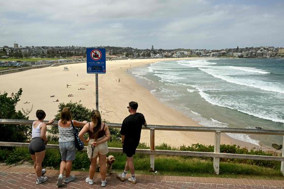 15일(현지시간) 총격 사건 발생 하루 뒤 시드니 본다이 비치에 사람들이 모여 있는 모습. AFP=연합뉴스