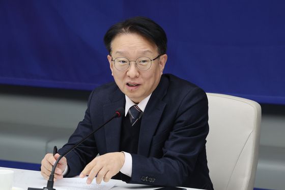 더불어민주당 정청래 대표(시계방향으로)와 박수현 수석대변인, 한정애 정책위의장, 조승래 사무총장이 지난 9월 25일 정부조직법 처리를 예고한 본회의를 앞두고 열린 의원총회에서 여야 협상에 들어간 김병기 원내대표를 기다리며 대화하고 있다. 연합뉴스