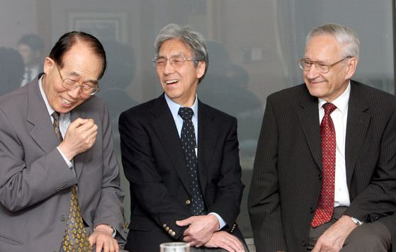 왼쪽부터 조장희, fMRI를 발명한 오가와 세이지 박사, MRI를 개발한 공로로 노벨화학상을 받은 리처드 R. 에른스트 박사. 중앙포토