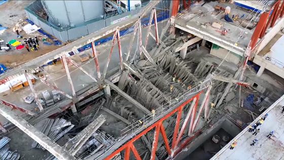 지난 11일 오후 광주광역시 서구 치평동 광주대표도서관 공사장 붕괴 사고 현장에서 구조대원들이 매몰자 수색·구조 작업을 벌이고 있다. 사진 소방청