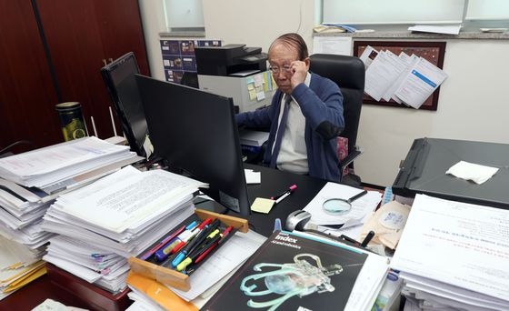 뇌과학자 조장희의 연구실. 각종 서류와 우편물이 책상에 쌓여 있다. 강정현 기자