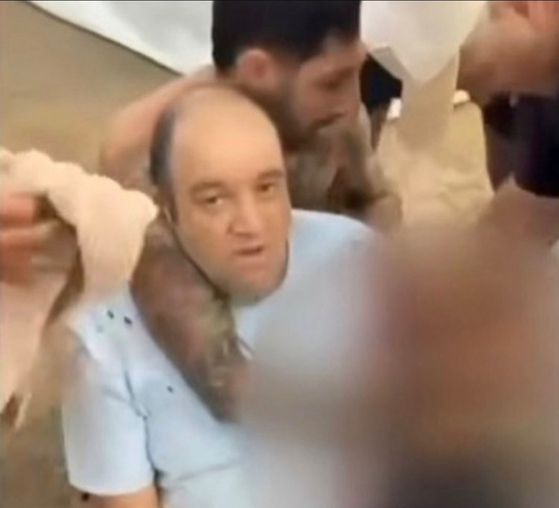 테러범을 제압한 아흐메드 알 아흐메드가 지혈을 받는 모습. [사진 인스타그램 캡처]