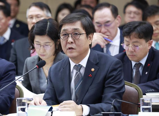 허민 국가유산청장이 16일 정부세종컨벤션센터에서 이재명 대통령에게 업무보고를 하고 있다. 사진 대통령실통신사진기자단