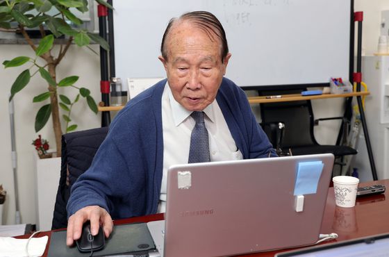 조장희가 연구실에서 노트북으로 작업하는 모습. 강정현 기자