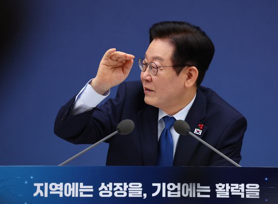 이재명 대통령이 17일 정부세종컨벤션센터에서 열린 산업부·지식재산처·중소벤처기업부 업무보고에 입장하고 있다. 연합뉴스