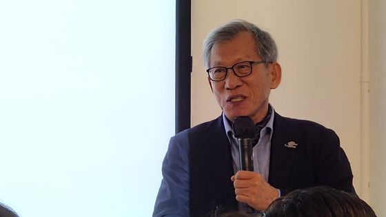 유홍준 국립중앙박물관장이 16일(현지시간) 미국 워싱턴 한국문화원에서 한국 미술사에 대한 강연을 하고 있다. 워싱턴=강태화 특파원