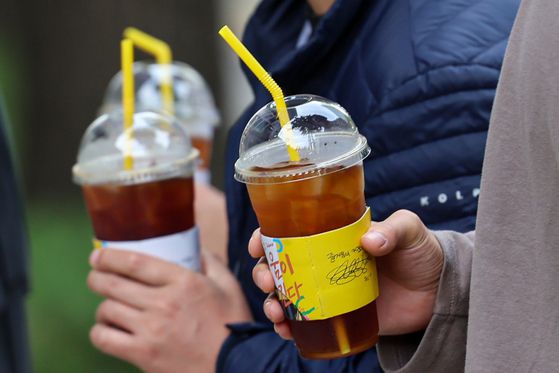 서울시내 한 스타벅스 매장에서 한 시민이 개인용 컵을 이용해 커피를 마시고 있다. 뉴스1