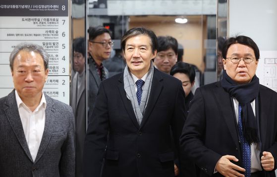 조국혁신당 조국 대표(가운데)가 16일 서울 동작구 김영삼민주센터를 방문하고 있다. 연합뉴스