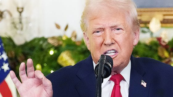 도널드 트럼프 미국 대통령의 대국민 연설이 진행된 17일(현지시간) 백악관은 백악관 내부에 설치된 '대통령 명예의 거리'에 역대 대통령의 업적을 적인 동판을 설치했다. 전임 바이든 전 대통령의 자리엔 사진 대신 '오토펜'의 사진과 함께 "역대 최악의 대통령"이란 설명이 담겼다. 해당 문구는 트럼프 대통령이 직접 작성한 것으로 알려졌다. AP=연합뉴스