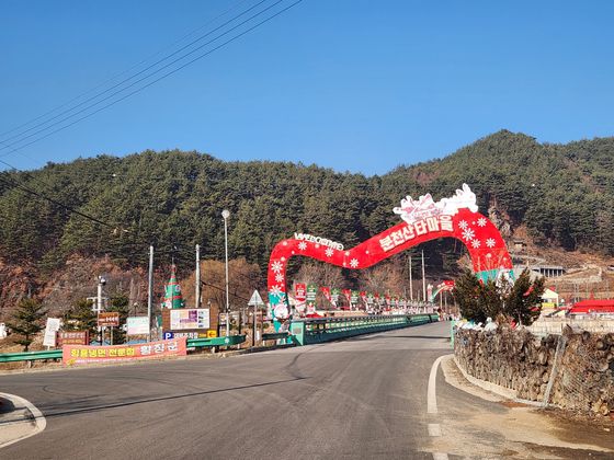 지난 17일 경북 봉화군 소천면 분천리 분천산타마을에 대형 트리가 설치돼 있다. 김정석 기자