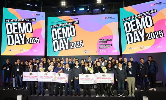 노용석 중소벤처기업부 제1차관(가운데)이 지난 11일 서울 강남구 코엑스에서 열린 '2025년 K-스타트업 그랜드 챌린지 데모데이' 행사에서 참석자들과 기념 촬영하고 있다. 연합뉴스