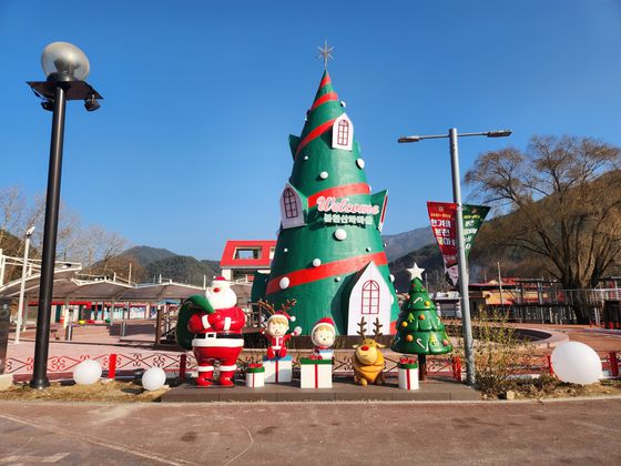 지난 17일 경북 봉화군 소천면 분천리 분천산타마을에 처음 선보이는 눈꽃스케이트장을 만들기 위해 굴삭기가 땅을 고르고 있다. 이곳에 물을 채운 뒤 얼려 얼음스케이트장을 만들 예정이다. 김정석 기자