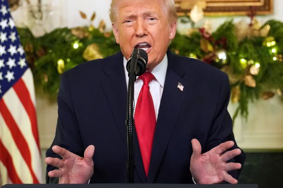 지난 10월 18일(현지시간)미국 오리건주 포틀랜드에서 도널드 트럼프 미국 대통령의 정책에 반대하는 '노 킹스(No Kings)' 시위 도중, 최루가스가 뿌려지는 가운데 이민세관집행국(ICE) 시설 밖에서 한 사람이 경찰에 연행되고 있다. 로이터=연합뉴스