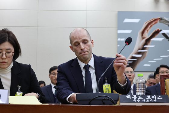 해럴드 로저스 쿠팡 대표가 17일 국회 과학기술정보방송통신위원회에서 열린 쿠팡 개인정보 유출 사고 관련 청문회에서 의원 질의에 답한 뒤 마이크를 치우고 있다. 임현동 기자