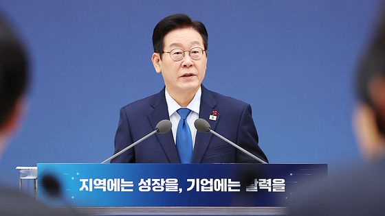 이재명 대통령이 18일 용산 대통령실에서 열린 더불어민주당 대전, 충남 국회의원 오찬 간담회 참석자들과 기념촬영을 하고 있다. 연합뉴스