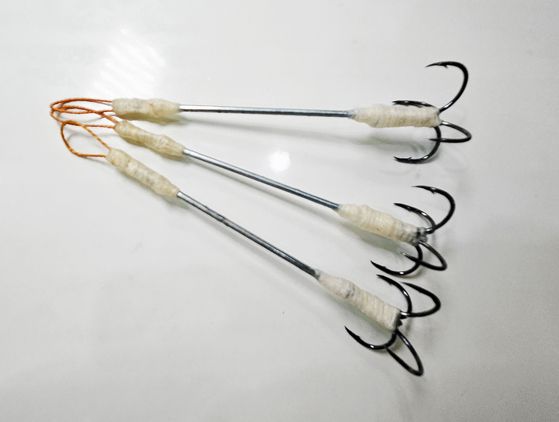 이순임 대표가 손수 개발한 짱뚱어 낚싯바늘. 바늘 4개를 묶어 하나로 만들었다.