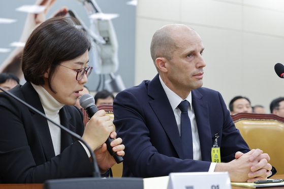 해럴드 로저스 쿠팡 임시 대표가 17일 서울 여의도 국회 과학기술정보방송통신위원회에서 열린 쿠팡 개인정보 유출 사고 관련 청문회에서 의원 질의에 답변하자 통역사가 통역하고 있다. 뉴스1