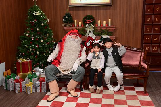 경북 봉화군 소천면 분천산타마을에 이번에 새롭게 조성된 '겨울왕국' 모습. 사진 봉화군