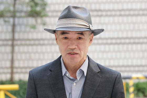 서해공무원 피살사건 유가족 이래진 씨가 지난달 5일 오전 서울 서초구 서울중앙지방법원에서 '서해 피격 사건 은폐 시도 및 월북몰이 혐의' 관련 결심공판을 앞두고 취재진에게 입장을 밝히고 있다. 뉴스1