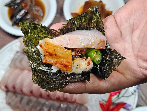 남도에서 삼치회를 먹는 방법. 김에 밥과 양념장, 묵은지를 넣고 삼치회 한 점. 입에서 살살 녹는다.