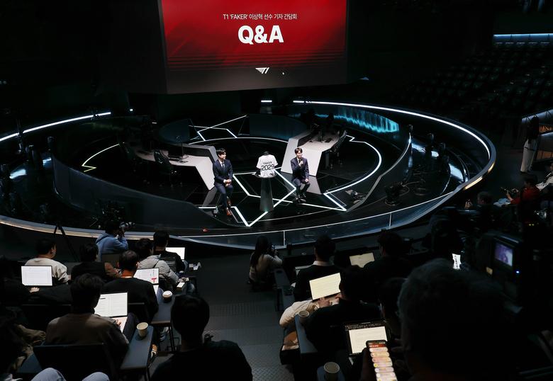 페이커가 기자간담회에서 질문에 답하고 있다. 연합뉴스