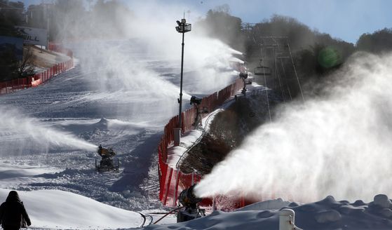 지난해 12월 24일 서울 광진구 뚝섬한강공원 눈썰매장을 찾은 시민들이 눈썰매를 타고 있다. 올해는 개장(19일)을 연기했다. 뉴스1