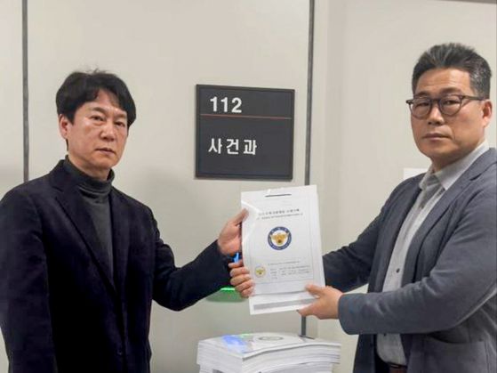 백해룡 경정(오른쪽)이 지난 9일 서울동부지방검찰청 사건과에 검찰과 관세청 등에 대한 압수수색 영장을 신청하고 있다. 백해룡 경정 제공