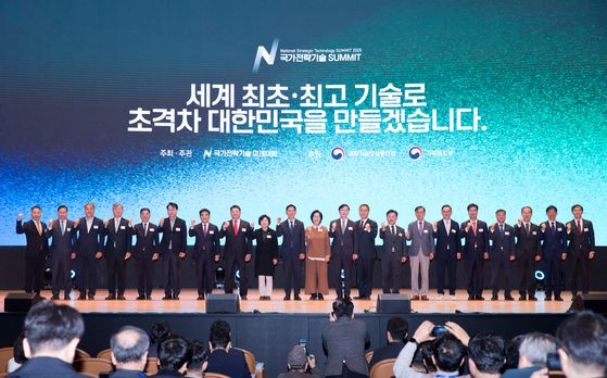 배경훈 부총리 겸 과학기술정보통신부 장관(왼쪽부터 열번째) 등 참석자들이 18일 서울 강남구 코엑스에서 열린 '국가전략기술 서밋'에서 비전선포식 기념 촬영하고 있다. 사진 과학기술정보통신부