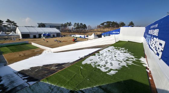 지난 4일 강원 홍천의 한 스키장이 슬로프에 제설작업을 하며 본격적인 겨울시즌 운영에 나섰다. 연합뉴스