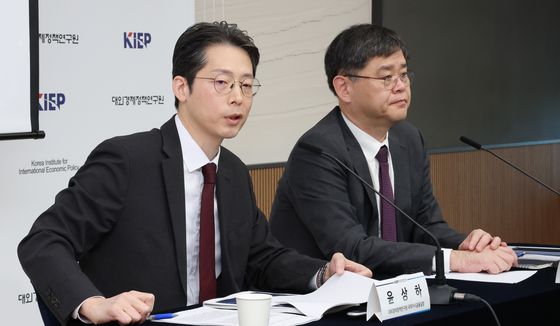 윤상하 대외경제정책연구원 국제거시금융실장(왼쪽)이 지난달 11일 정부세종청사에서 2026년 세계경제전망을 발표하고 있다. 이날 대외경제정책연구원은 2026년도 세계경제 흐름을 '완충된 둔화, 비대칭의 시대'로 규정하고 세계경제성장률을 약 3.0%로 전망했다. 뉴스1