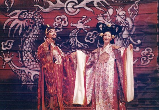 2023년 고 윤석화의 마지막 공식 무대. 서울 강서구 LG아트센터 서울에서 열린 연극 '토카타'의 공연이 끝난 뒤 윤석화(오른쪽)가 손숙의 손을 잡고 관객에게 인사를 하는 모습이다. [연합뉴스]