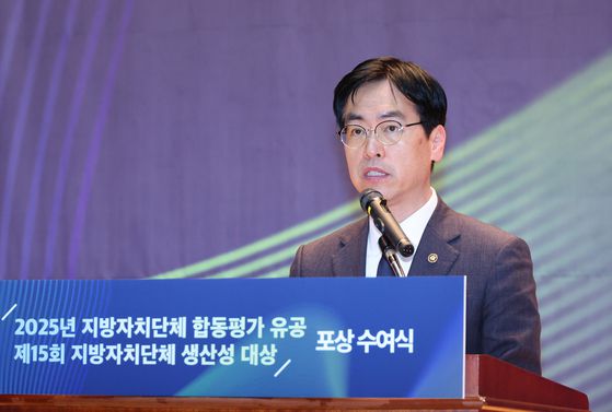 이재명 대통령이 18일 서울 용산 대통령실에서 열린 더불어민주당 대전-충남 국회의원 초청 오찬 간담회에서 참석자들과 기념촬영을 하고 있다. 뉴시스