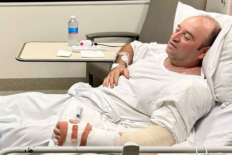 인플루언서 재커리 데레니오스키가 호주 시드니 본디 비치 총기 난사 사건 당시 총격범에게 달려들어 소총을 빼앗아 ‘본디 영웅’으로 불리는 아흐메드 알 아흐메드에게 19일(현지시간) 253만3585호주달러 수표를 전달하고 있다. 사진 틱톡 캡처