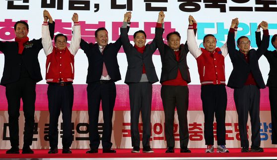 국민의힘 장동혁 대표가 19일 청주 오스코에서 열린 충북도당 당원 교육 행사에 참석해 기념 촬영하고 있다. 연합뉴스