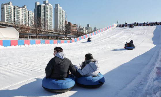 지난해 1월 대전시 동구 어린이 눈썰매장을 찾은 어린이들이 추위를 잊고 즐거운 시간을 보내고 있다. 김성태 객원기자