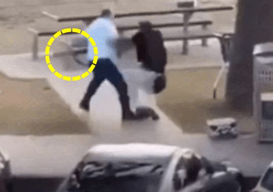 총격범 제압하는 아흐메드 알 아흐메드. 사진 유튜브 캡처