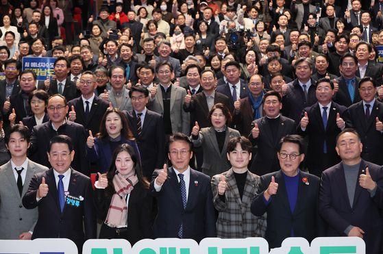 김민석 국무총리가 20일 전남 무안군 전남도청에서 열린 K-국정설명회에서 김영록 전남지사 등 참석자들과 기념 촬영을 하고 있다. 연합뉴스