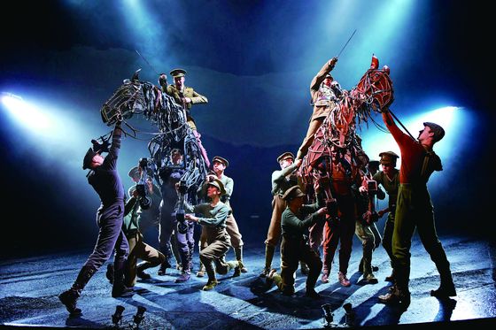 영국 국립극장의 연극 ‘워 호스’. [중앙포토]