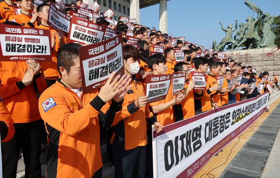 전국공무원노동조합 소방본부 관계자들이 지난달 5일 서울 여의도 국회 본청 앞 계단에서 "이재명 대통령은 현장 소방관과의 대화에 나서라"며 회견하고 있다. 연합뉴스