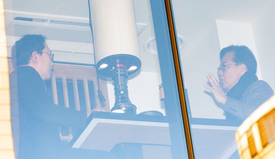 송언석 국민의힘 원내대표와 천하람 개혁신당 원내대표가 21일 서울 여의도의 한 식당에서 '통일교 특검법' 합의를 위한 오찬 회동을 하고 있다. 뉴스1