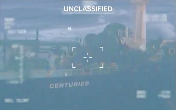 크리스티 놈 미국 국토안보부 장관은 20일(현지시간) 자신의 소설미디어(SNS)에 베네수엘라 인근 해역에서 유조선을 나포하는 작전을 담은 영상을 올렸다. AFP=연합뉴스