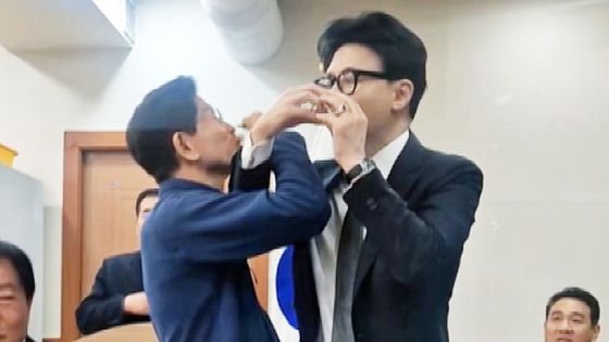 김문수 전 고용노동부 장관(왼쪽)과 한동훈 전 국민의힘 대표가 지난 17일 국민의힘 수도권 전·현직 당협위원장 모임인 ‘이오회’에 참석해 러브샷을 하고 있다. 국민의힘 관계자 영상캡처